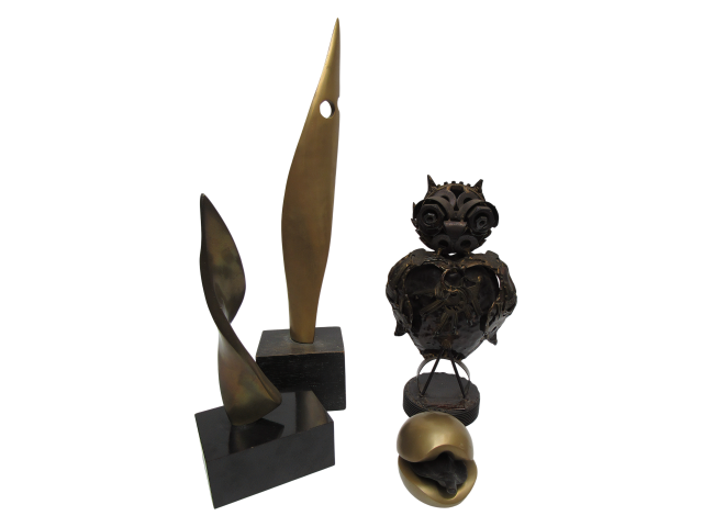 Conjunto de esculturas:                                                                                                                                                                                            *Elvio Becheroni escultura em bronze 24cm; *Daisy Nasser escultura em bronze 20cm;                                                            *Álvaro Franklin da Silveira escultura em bronze 07x11x07cm;                                                                                                          *Robert escultura em sucata 25 x 15 x 08cm "Coruja" ass. base datada 1977