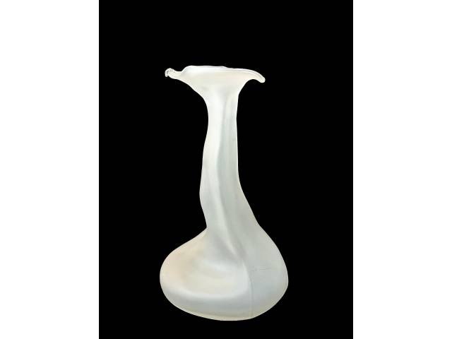 Jaqueline Terpins - Floreiro de cristal acetinado, branco, com base circular bojuda. corpo movimentado terminado em boca no formato de copo de leite ass na base ; 32 cm de altura total. Brasil, séc. XX.no estado.