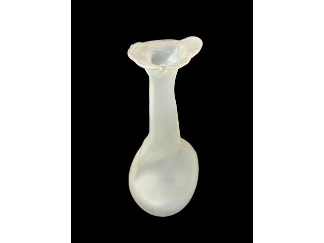 Lote 110 — Jaqueline Terpins - Floreiro de cristal acetinado, branco, com base circular bojuda. corpo movimentado terminado em boca no formato de copo de leite ass na base ; 32 cm de altura total. Brasil, séc. XX.no estado.