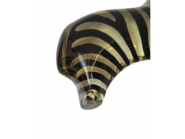 Lote 025 — Abraham Palatnik escultura em resina de poliéster em forma de Zebra estilizada 11 x 15 cm , meados século 20. Pequeno bicado na pata