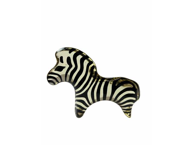 Lote 025 — Abraham Palatnik escultura em resina de poliéster em forma de Zebra estilizada 11 x 15 cm , meados século 20. Pequeno bicado na pata