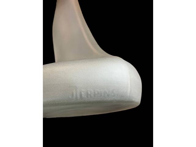 Lote 110 — Jaqueline Terpins - Floreiro de cristal acetinado, branco, com base circular bojuda. corpo movimentado terminado em boca no formato de copo de leite ass na base ; 32 cm de altura total. Brasil, séc. XX.no estado.