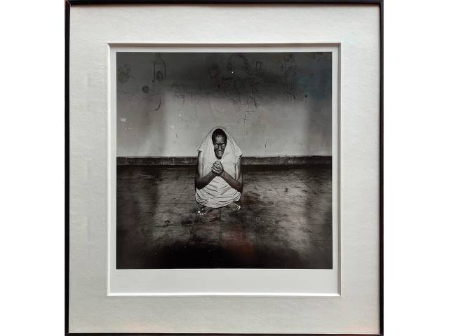 Lote 082 — Claudio Edinger fotografia 45x40 cm "Hospicio", serie de fotos do hospital juquery 1989/90.