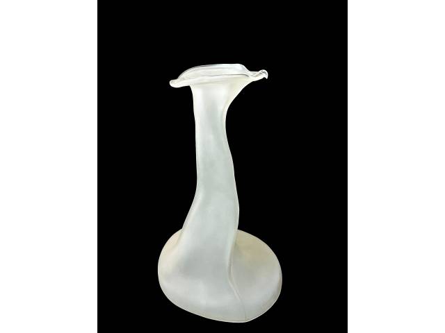 Lote 110 — Jaqueline Terpins - Floreiro de cristal acetinado, branco, com base circular bojuda. corpo movimentado terminado em boca no formato de copo de leite ass na base ; 32 cm de altura total. Brasil, séc. XX.no estado.